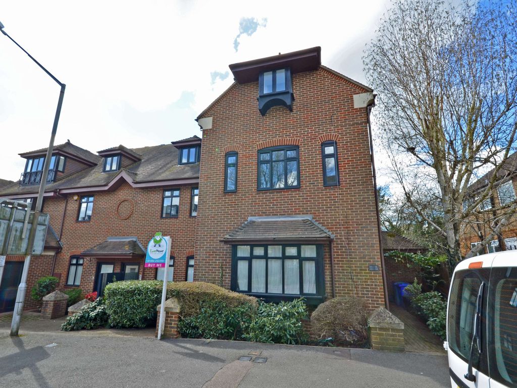 2 bed flat for sale in Station Road, Amersham HP6, £325,000