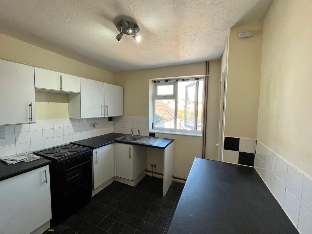 2 bed flat for sale in Commercial Road, Weymouth DT4, £120,000