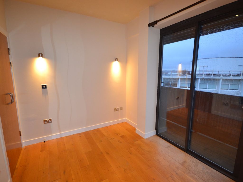 2 bed flat for sale in Lee Circle, Leicester LE1, £150,000