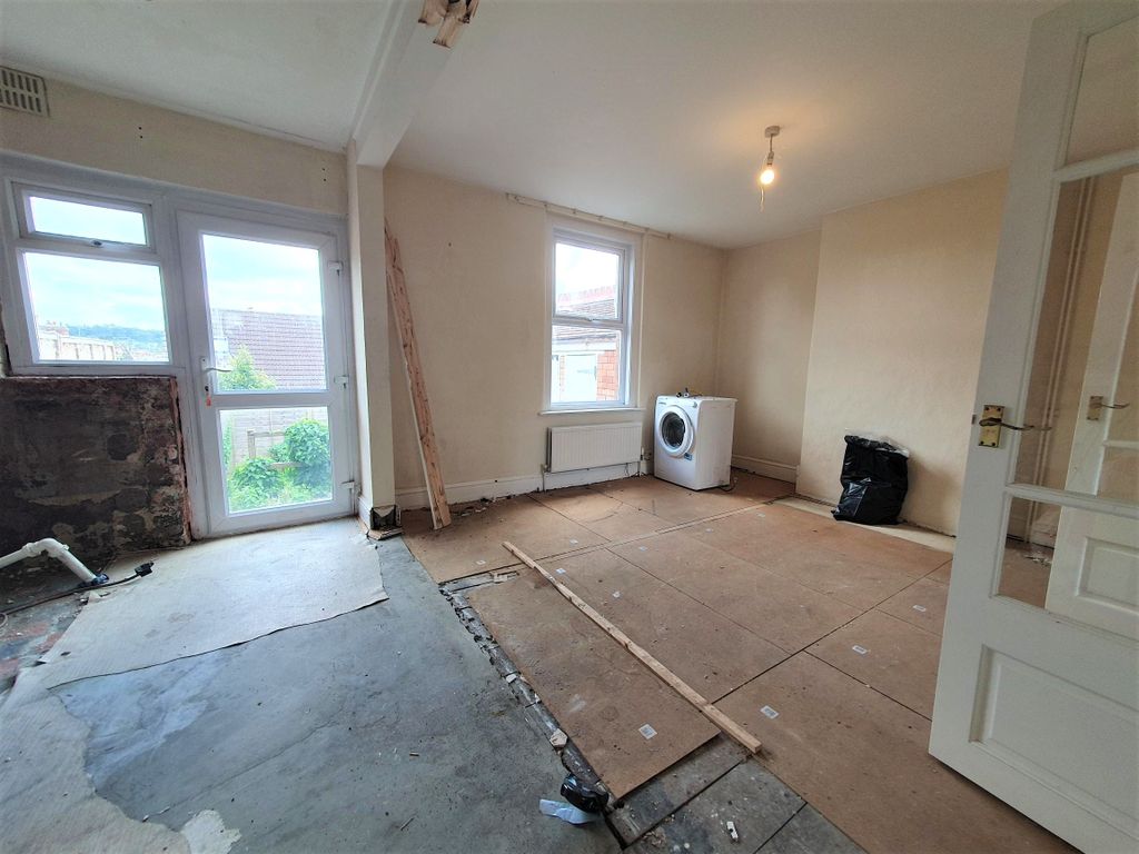 3 bed terraced house for sale in St. Michaels Road, Yeovil BA21, £145,000