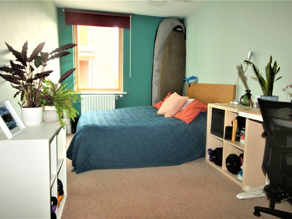 2 bed flat for sale in Baptist Mills Court, Bristol BS5, £138,000