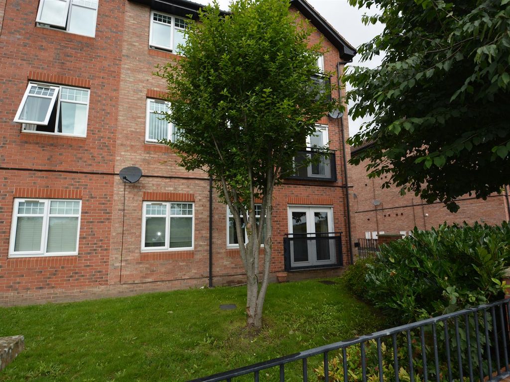 2 bed flat for sale in Holmes Avenue, Selby YO8, £60,000