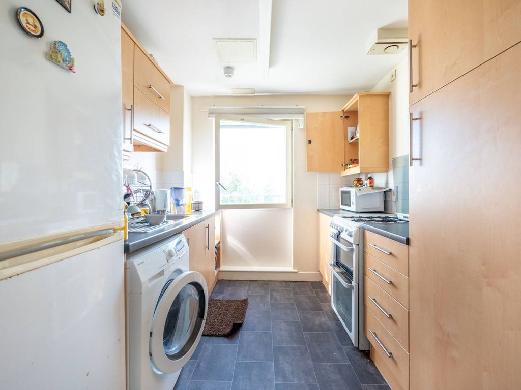 1 bed flat for sale in Wakering Road, Barking IG11, £215,000