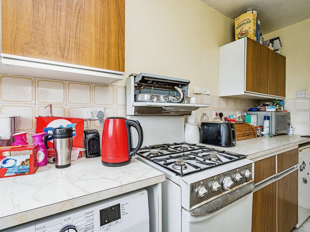 1 bed maisonette for sale in Barbrook Drive, Brierley Hill DY5, £90,000