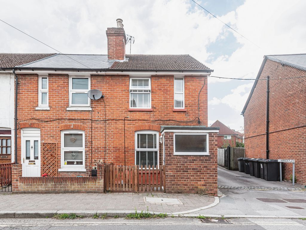 2 bed end terrace house for sale in Flaxfield Road, Basingstoke RG21, £290,000