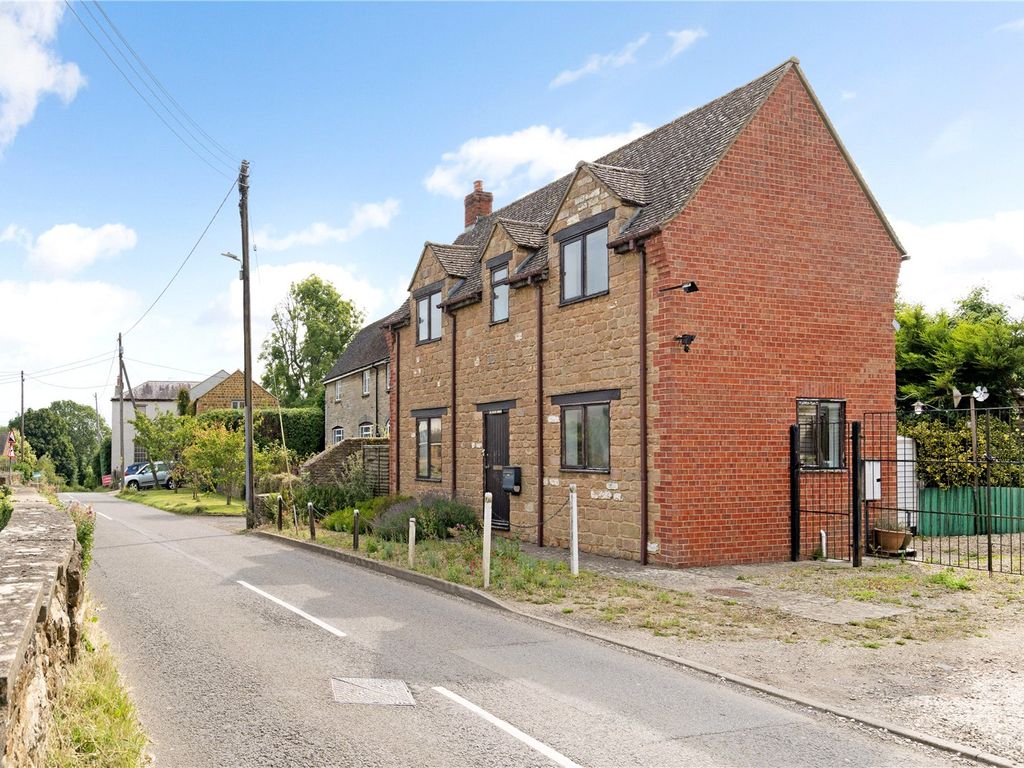 2 bed detached house for sale in High Street, Clifton OX15, £305,000