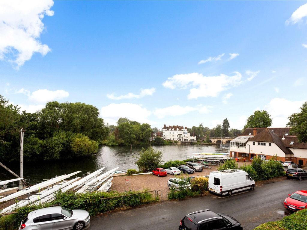 2 bed flat for sale in River Court, Maidenhead SL6, £315,000