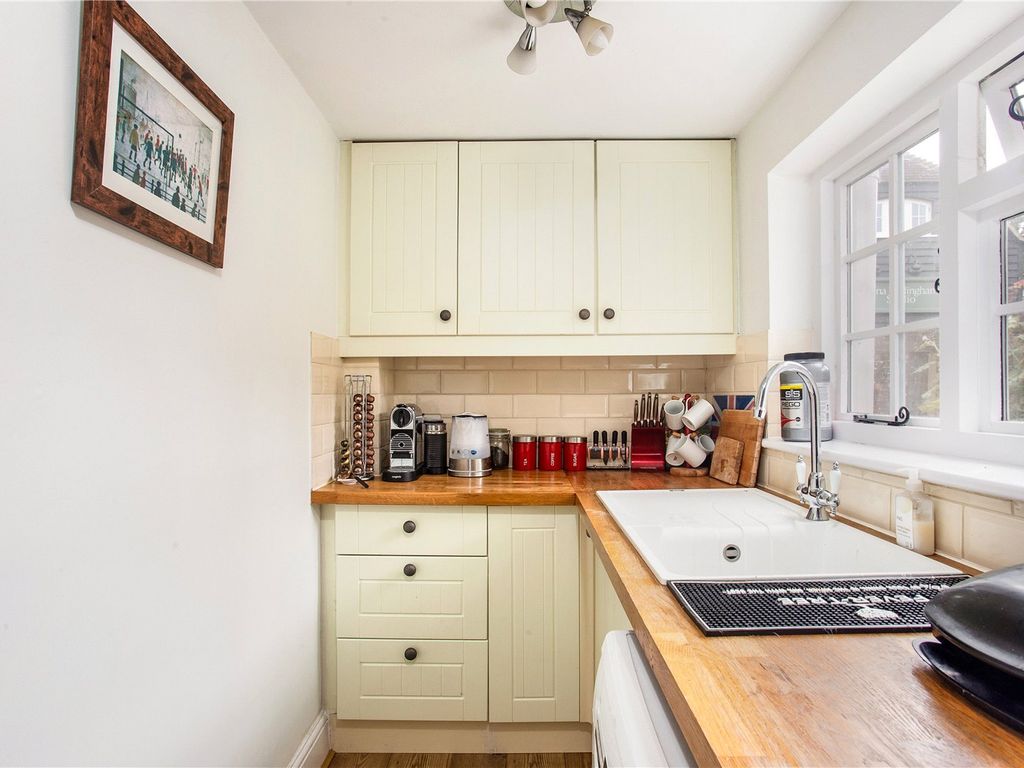 2 bed end terrace house for sale in George Street, Newbury RG20, £325,000