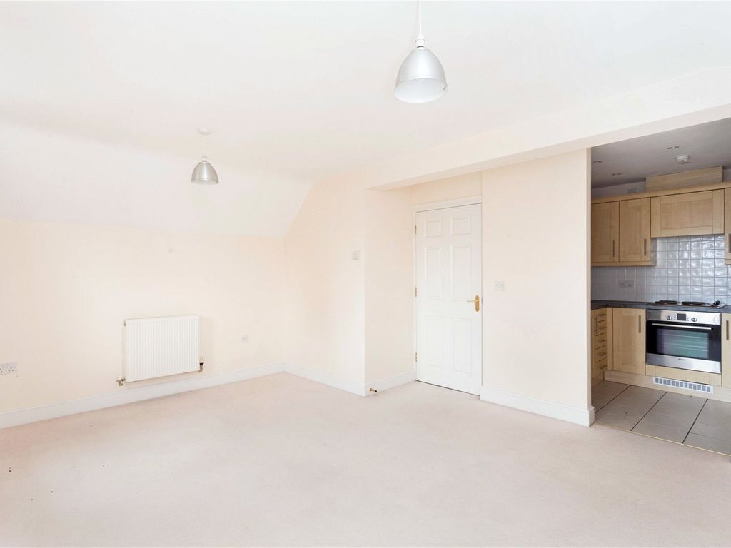 2 bed flat for sale in Salisbury Road, Marlborough SN8, £235,000