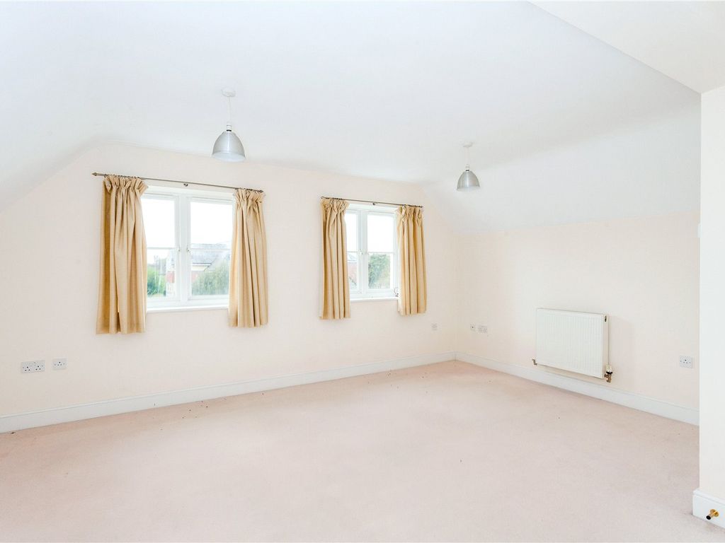 2 bed flat for sale in Salisbury Road, Marlborough SN8, £235,000
