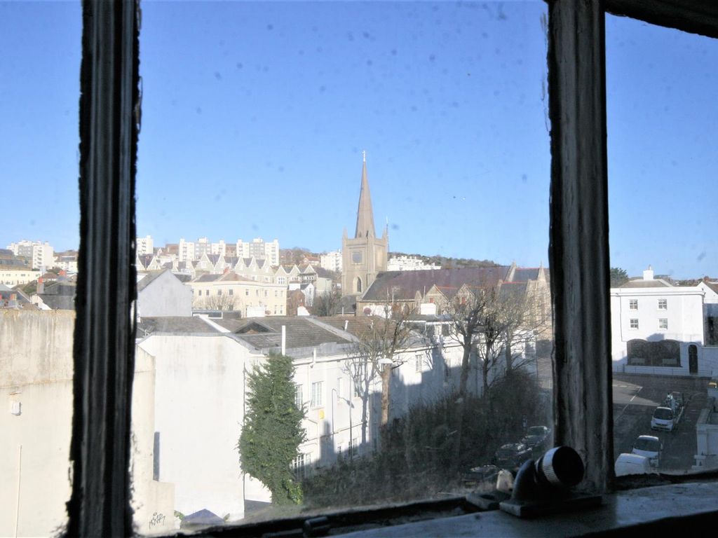 1 bed flat for sale in Lewes Crescent, Brighton BN2, £259,950