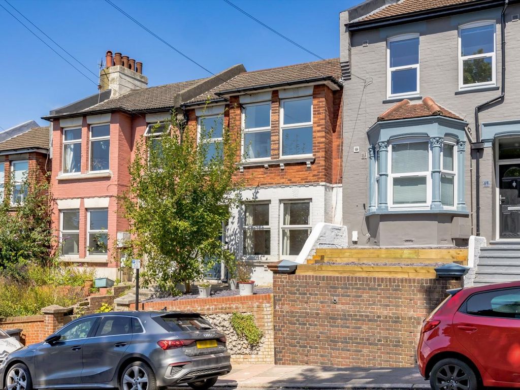 2 bed flat for sale in Bear Road, Brighton BN2, £280,000