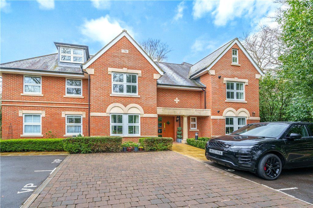 2 bed flat for sale in Gally Hill Road, Church Crookham, Fleet GU52, £315,000