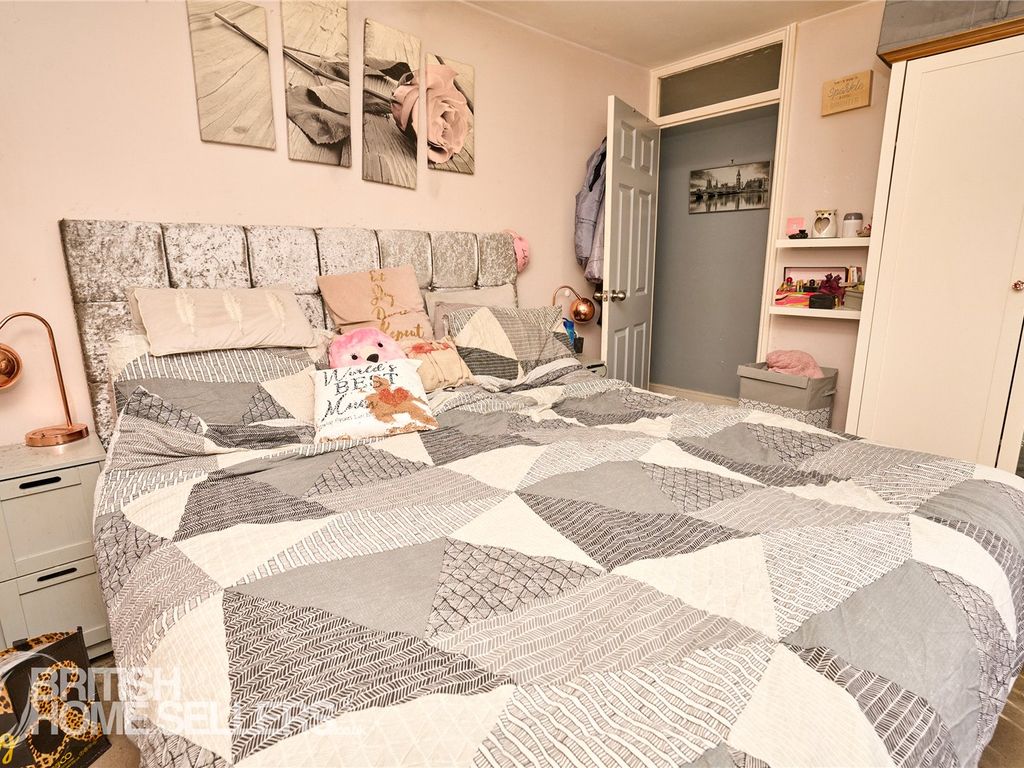 2 bed flat for sale in Valley Green, Hemel Hempstead, Hertfordshire HP2, £180,000