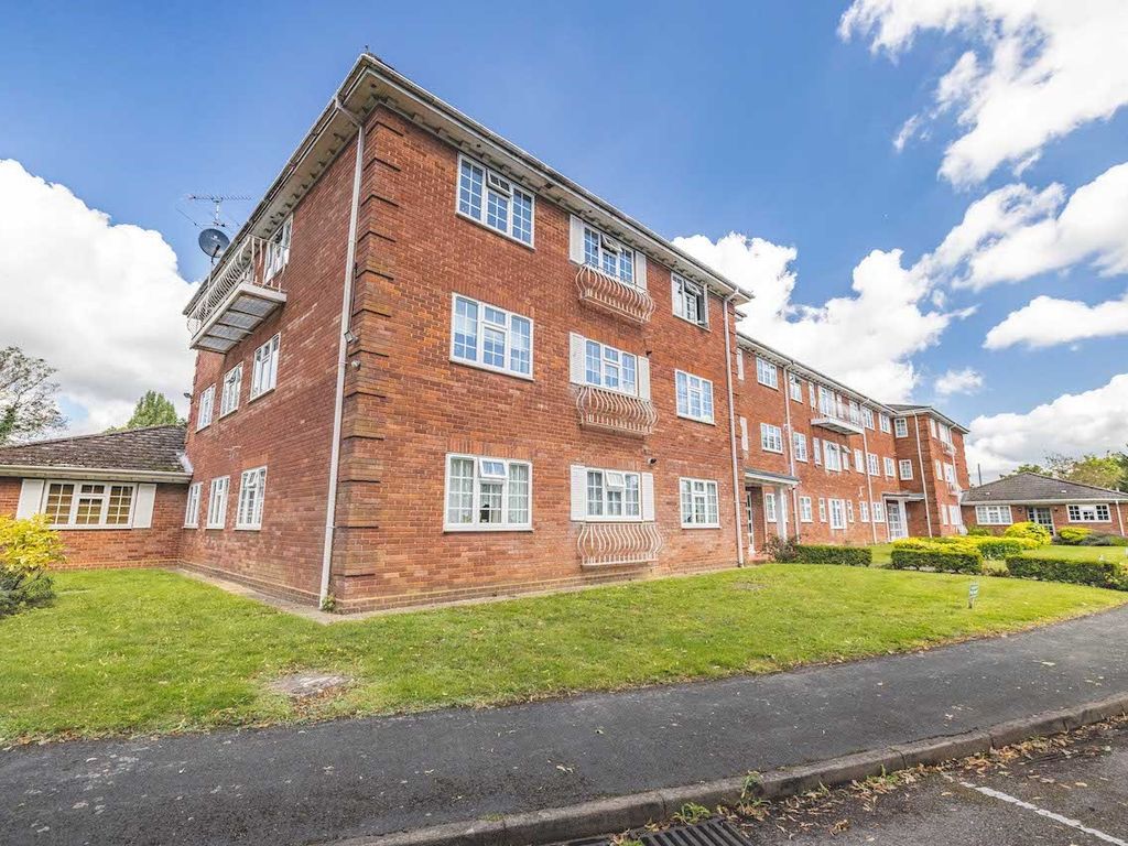 2 bed flat for sale in Hillmead Court, Taplow SL6, £300,000