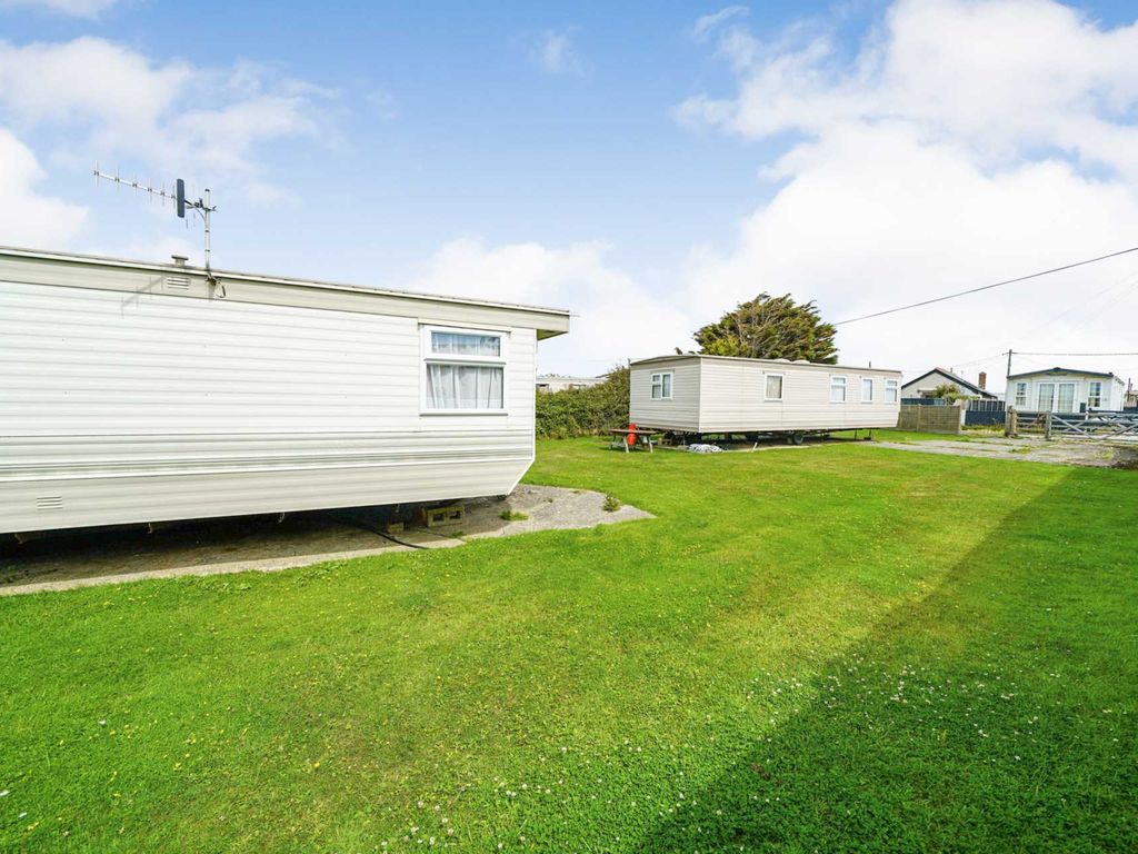 6 bed mobile/park home for sale in Montalan Crescent, Selsey PO20, £195,000