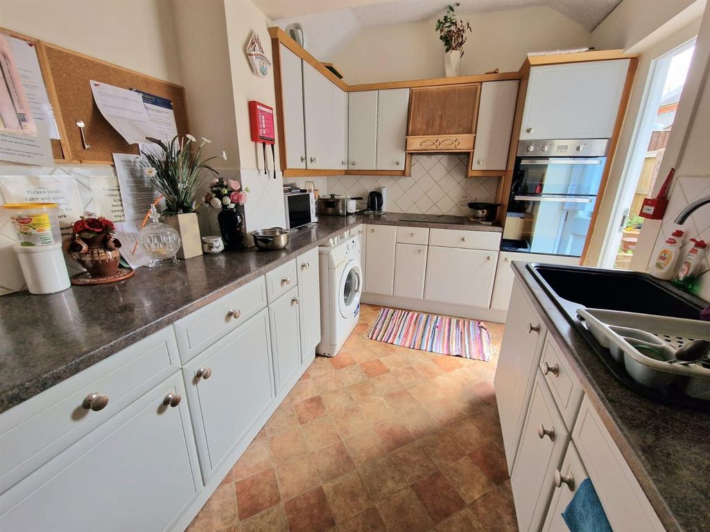 6 bed property for sale in Barrington Street, Tiverton EX16, £285,000