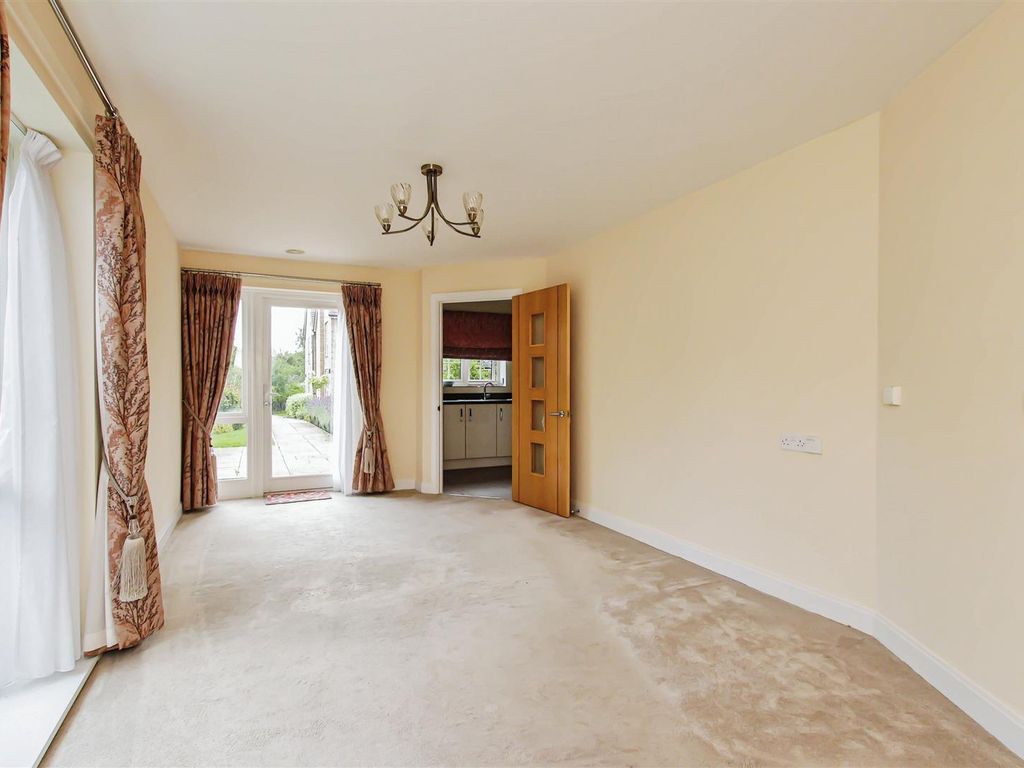1 bed flat for sale in Roslyn Court, Lisle Lane, Ely, Cambridgeshire CB7, £279,950
