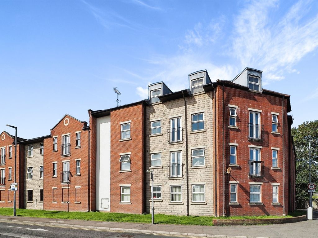 2 bed flat for sale in Ashdown Court, Knottingley WF11, £65,000