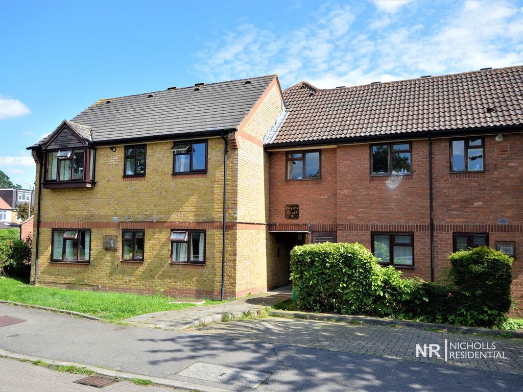 1 bed flat for sale in Pear Tree Close, Chessington, Surrey. KT9, £235,000