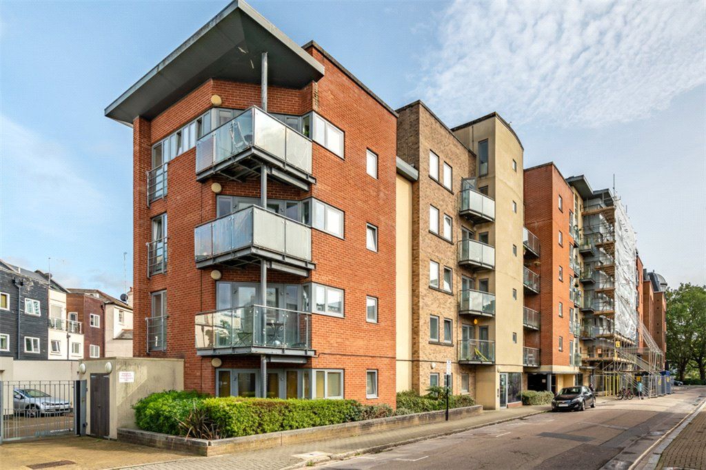 2 bed flat for sale in Orchard Place, Southampton, Hampshire SO14, £145,000