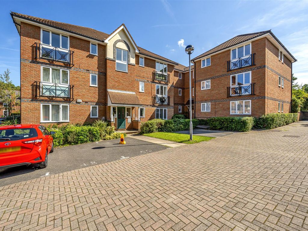 2 bed flat for sale in Shaw Park, Crowthorne, Berkshire RG45, £260,000
