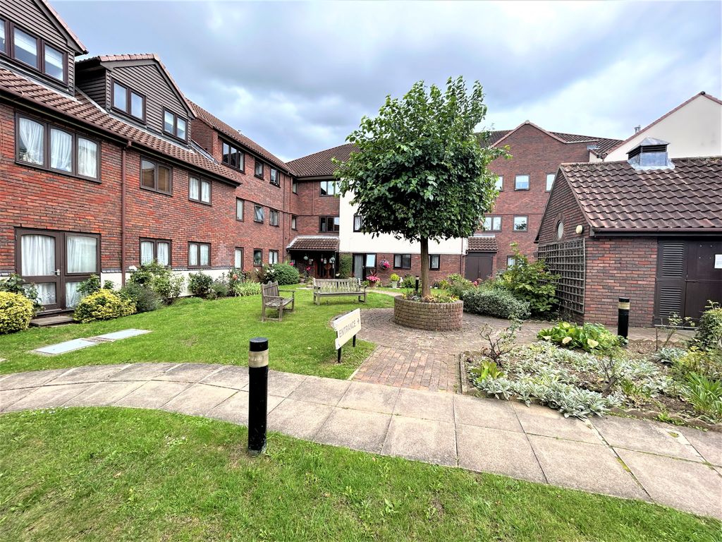 1 bed flat for sale in Cobbinsbank, Farm Hill Road, Waltham Abbey EN9, £159,995