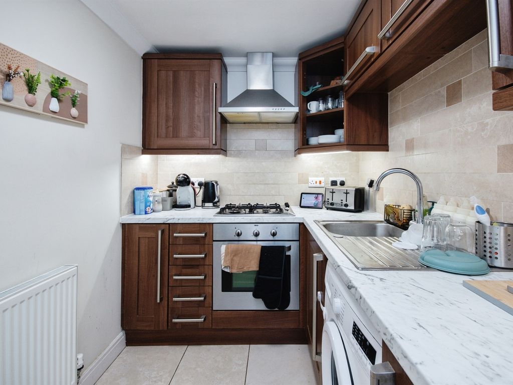 2 bed flat for sale in Richmond Park Road, Bournemouth BH8, £200,000