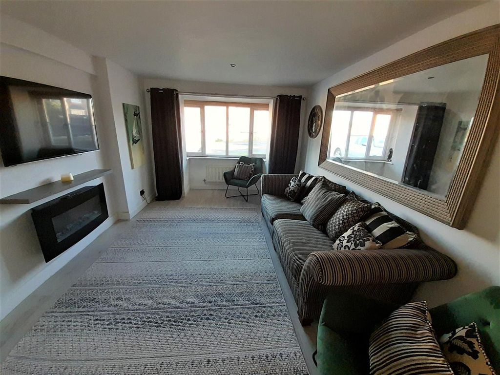 4 bed detached house for sale in Clos Bryn Haul, Llwynhendy, Llanelli SA14, £255,000