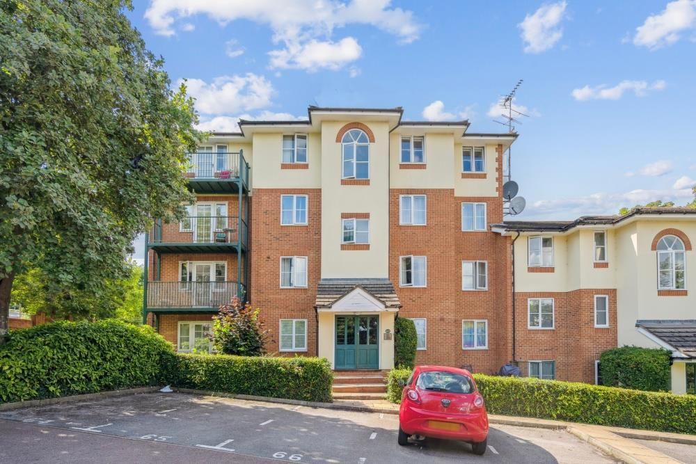 1 bed flat for sale in Alexandra Park, Queen Alexandra Road, High Wycombe HP11, £180,000
