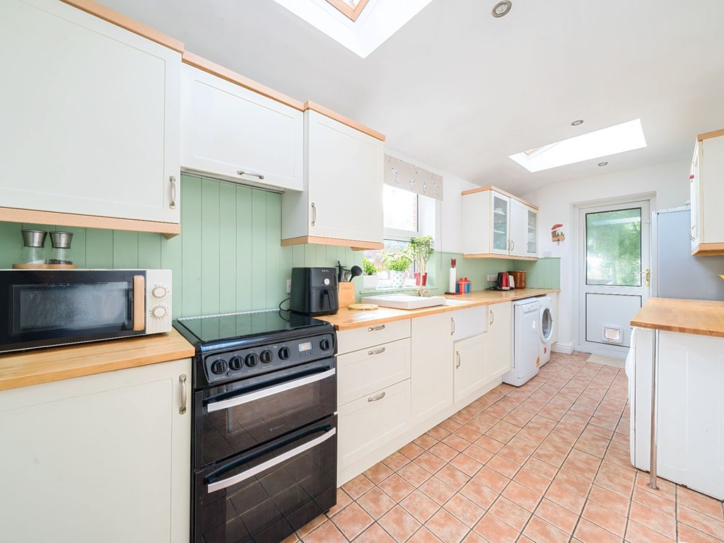 3 bed end terrace house for sale in Vigo Road, Andover SP10, £292,500
