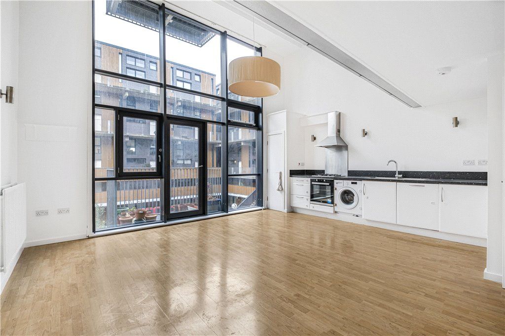 2 bed flat for sale in Cowley Road, London W3, £332,500