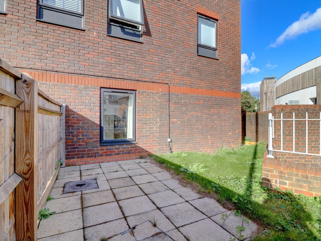 1 bed flat for sale in Tempus Court, Bellfield Road, High Wycombe HP13, £180,000