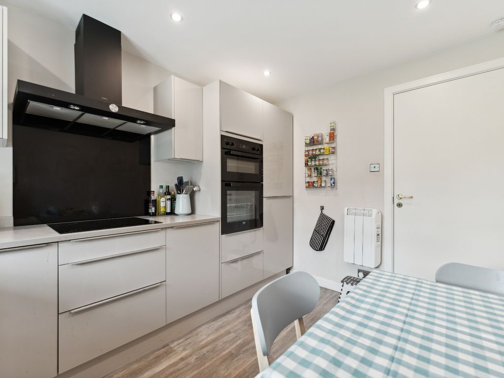 2 bed flat for sale in Muir Court, Netherlee, East Renfrewshire G44, £195,000