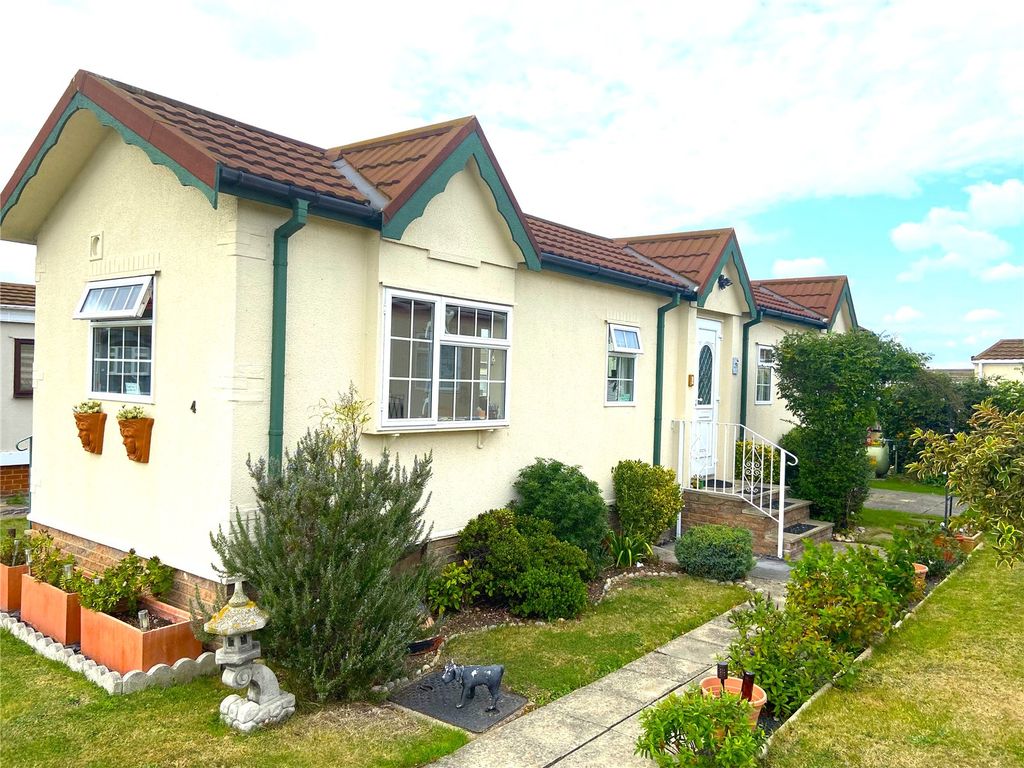 2 bed mobile/park home for sale in Highfield, Tower Park, Hullbridge, Hockley SS5, £145,000