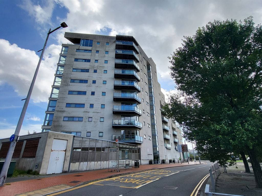 2 bed flat for sale in Ferry Road, Grangetown, Cardiff CF11, £160,000