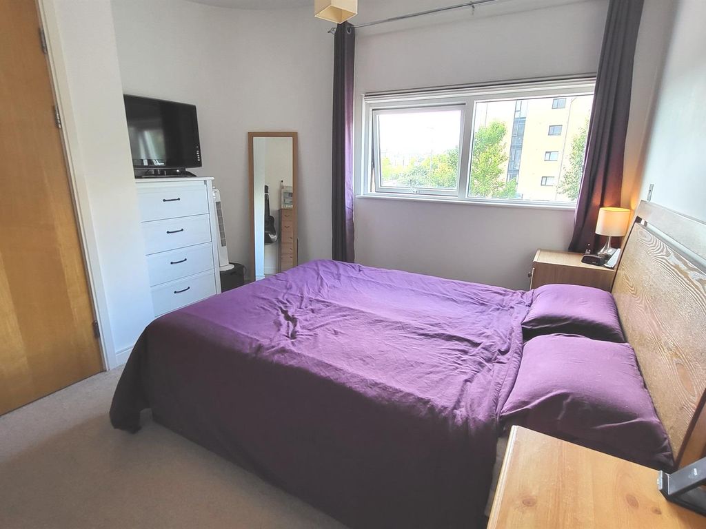 2 bed flat for sale in Ferry Road, Grangetown, Cardiff CF11, £160,000