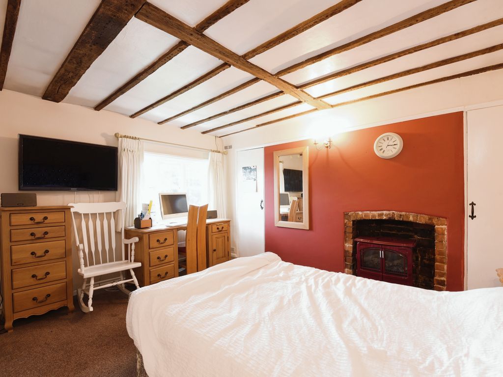 1 bed terraced house for sale in Bath Road, Newbury RG14, £230,000