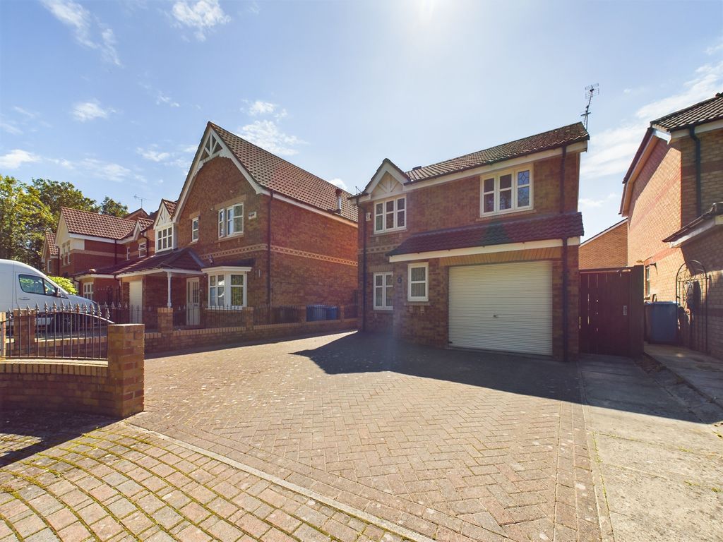3 bed detached house for sale in Bearwood Close, Hull, Yorkshire HU8, £199,995