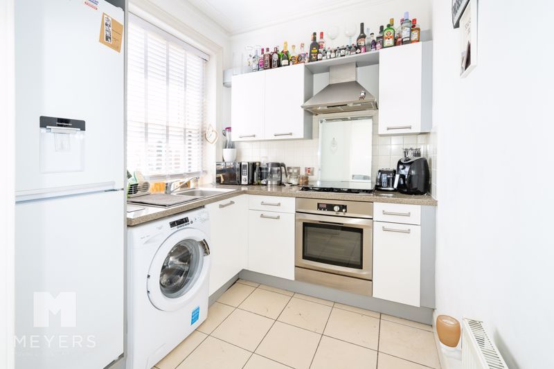 1 bed flat for sale in The Cedars, Southampton Road, Ringwood BH24, £195,000