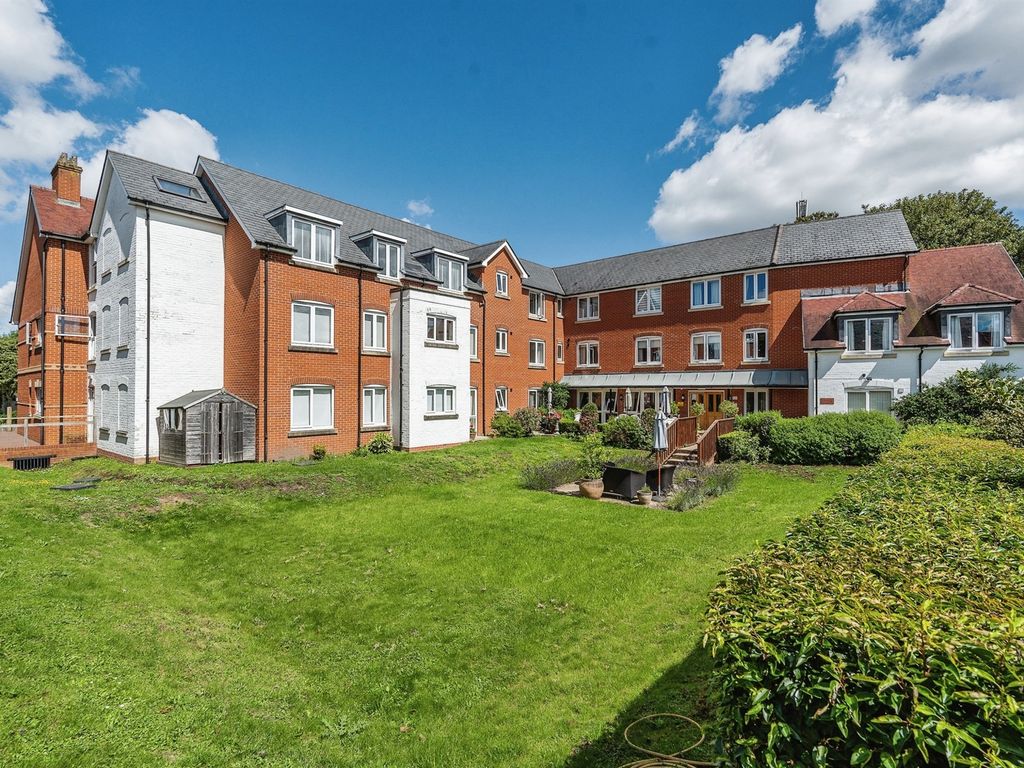 2 bed flat for sale in Bridge Road, Romsey SO51, £325,000