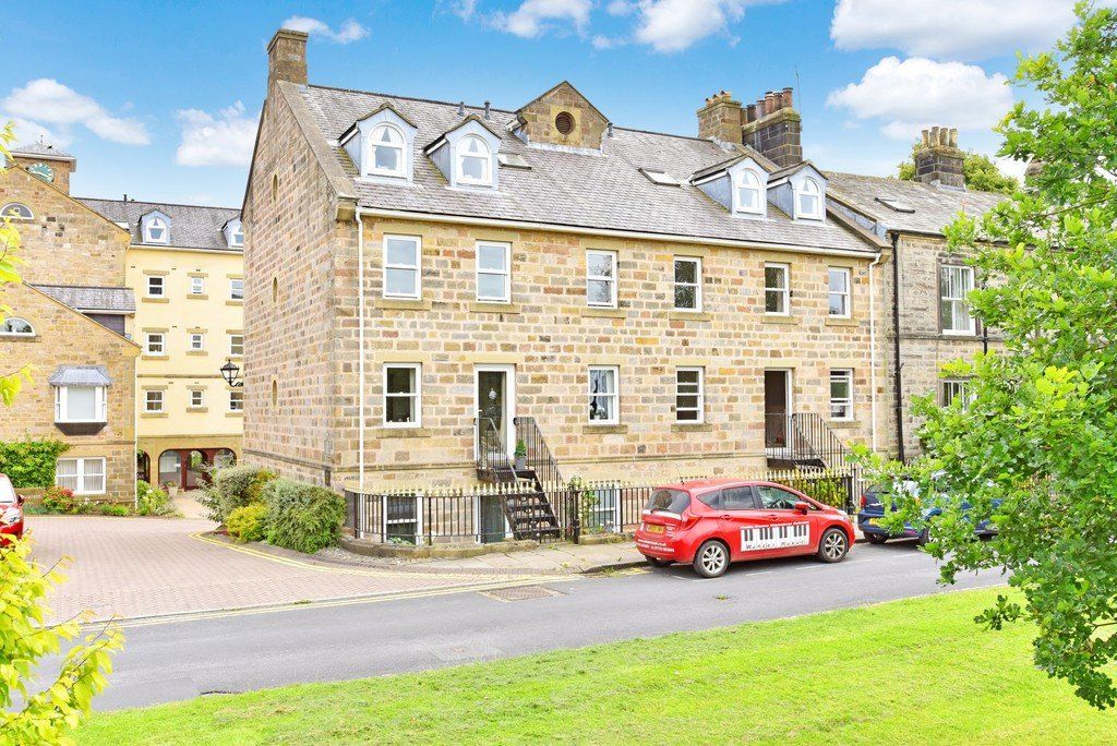 2 bed flat for sale in Church Square, Harrogate HG1, £175,000