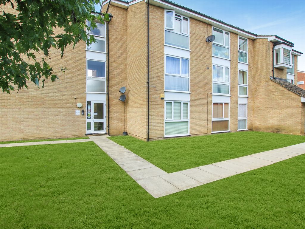 2 bed flat for sale in Trotwood, Chigwell IG7, £189,995