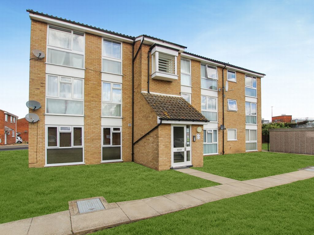 2 bed flat for sale in Trotwood, Chigwell IG7, £189,995