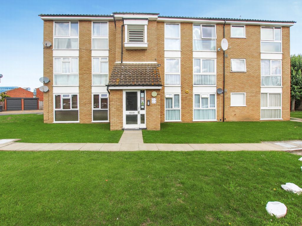 2 bed flat for sale in Trotwood, Chigwell IG7, £189,995
