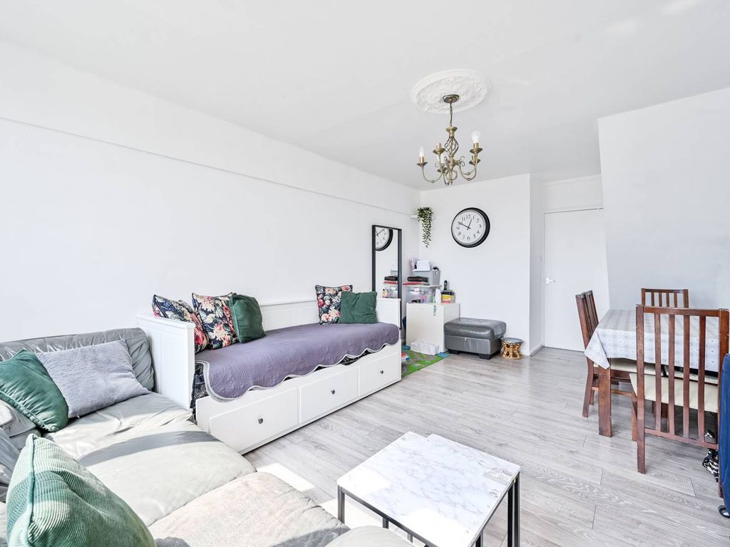 2 bed maisonette for sale in Harpley Square, Bethnal Green, London E1, £325,000