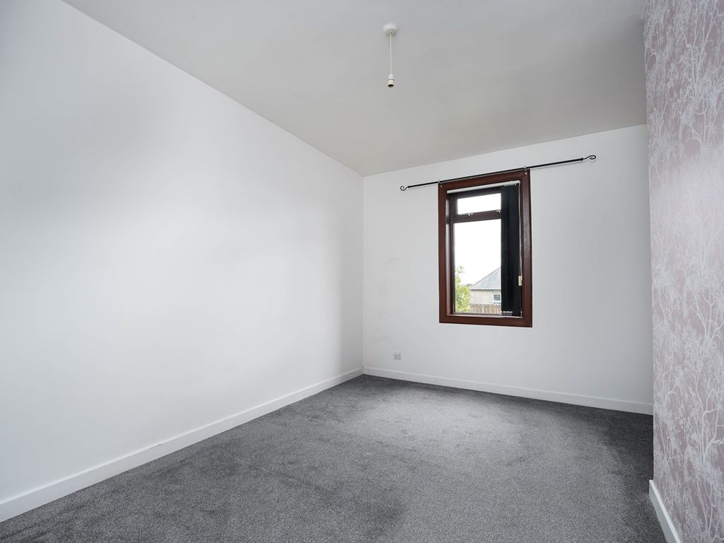 2 bed flat for sale in Barrie Street, Dunfermline KY12, £87,500