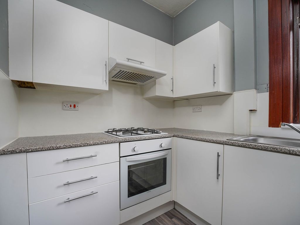 2 bed flat for sale in Barrie Street, Dunfermline KY12, £87,500