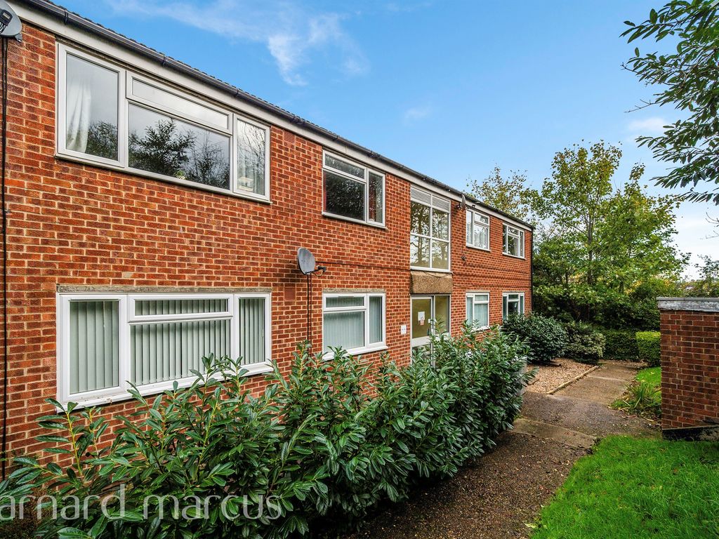 2 bed flat for sale in Holmesdale Road, North Holmwood, Dorking RH5, £225,000