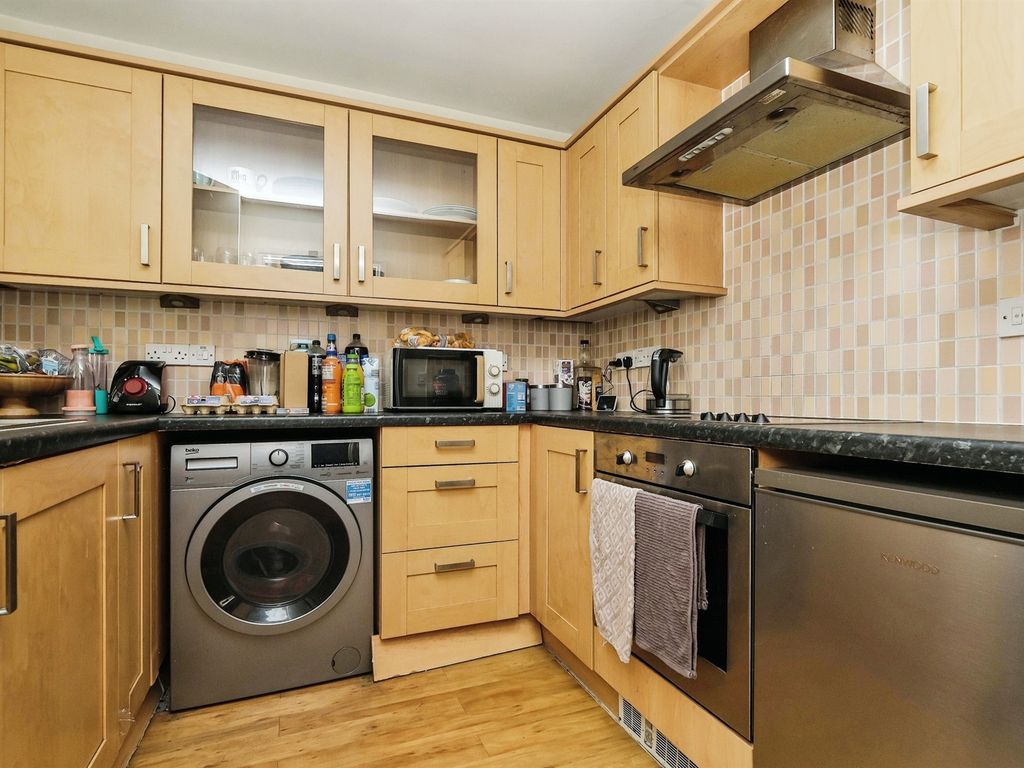 1 bed flat for sale in Asbury Court, Great Barr, Birmingham B43, £150,000